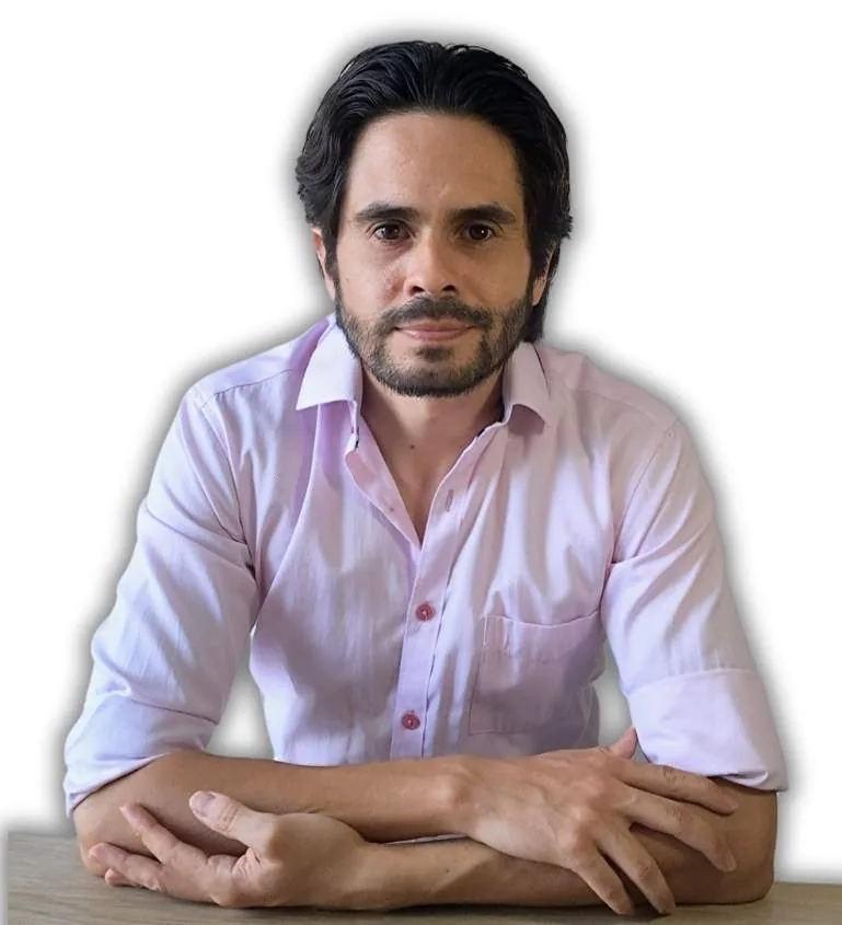 Julio Fonseca, psicólogo, sentado en su consultorio